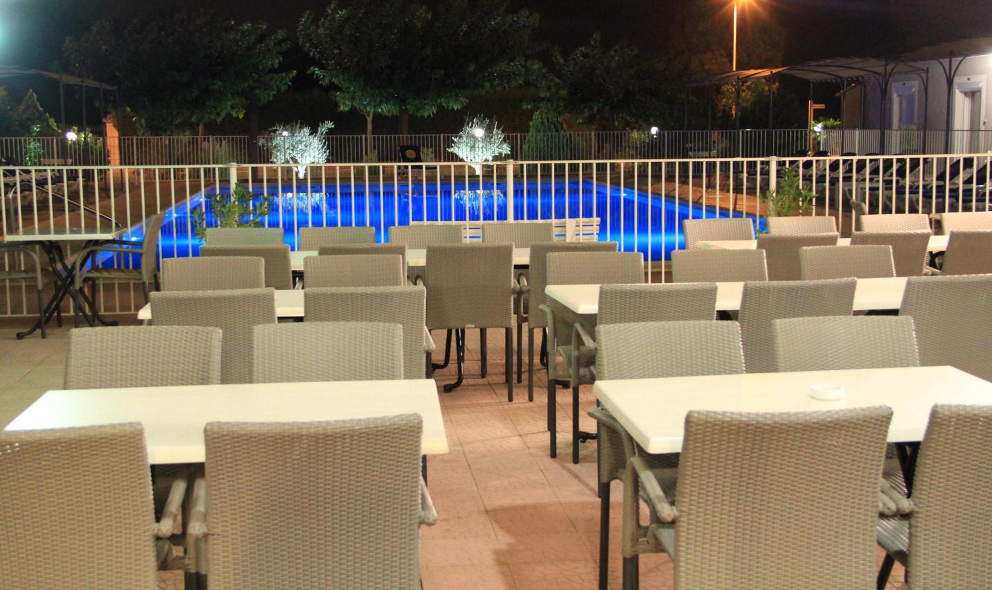 Hotel Saint Louis Le Thor Exterior foto