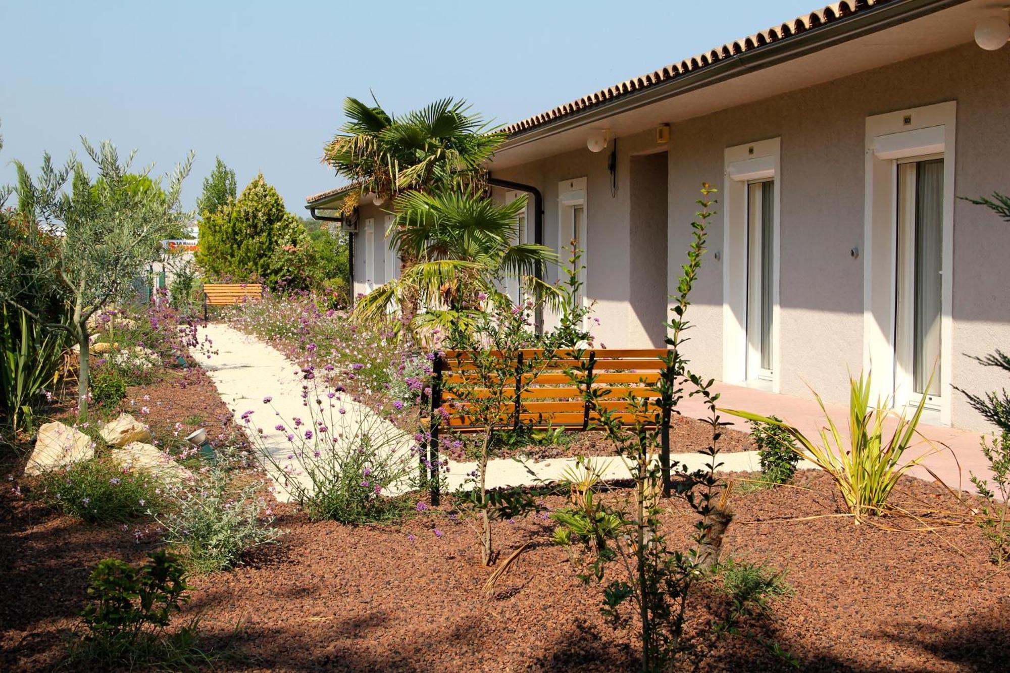 Hotel Saint Louis Le Thor Exterior foto