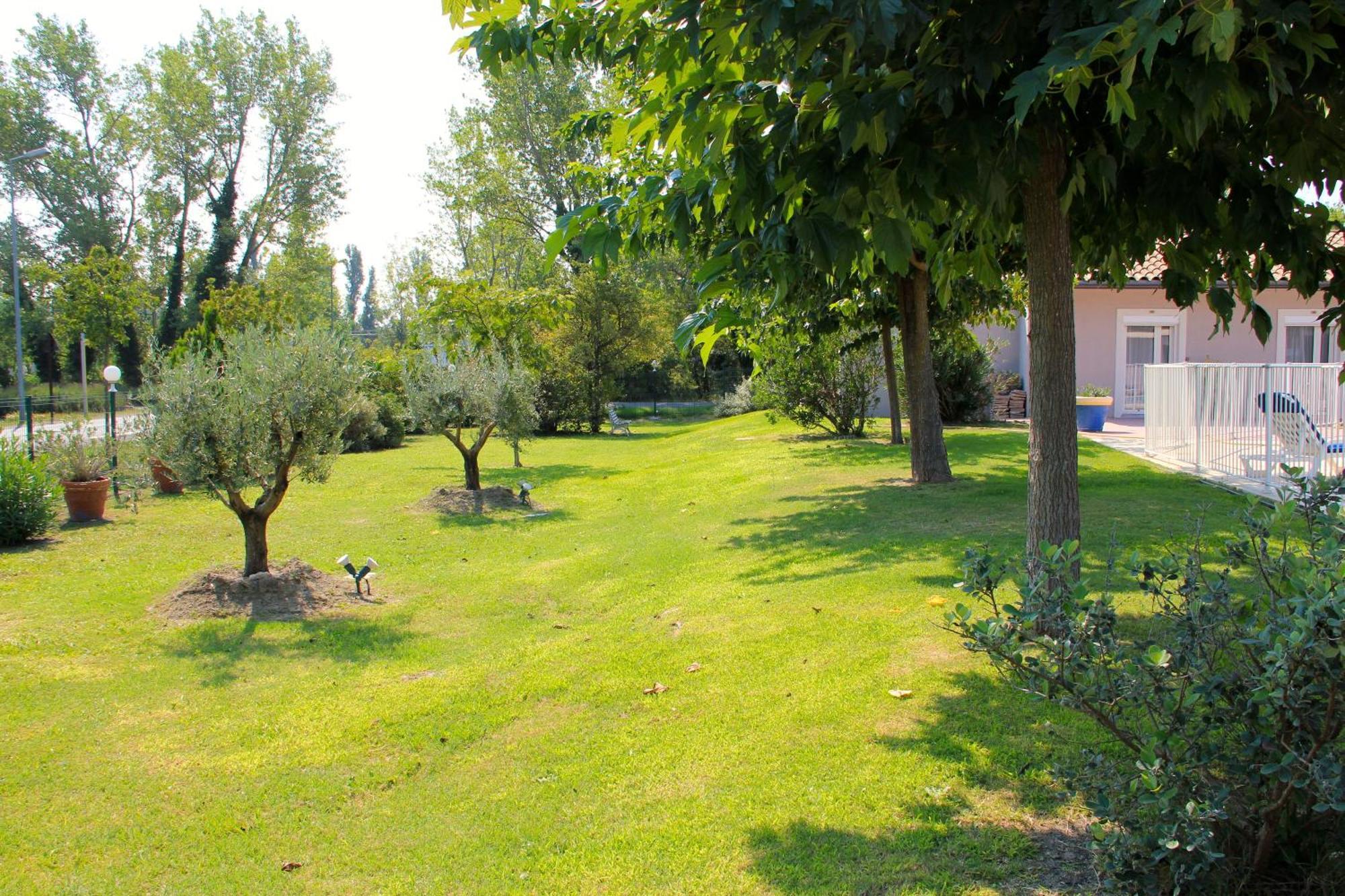 Hotel Saint Louis Le Thor Exterior foto